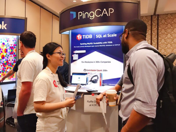 Queeny Jin chatting with a TiDB enthusiast at the PingCAP booth